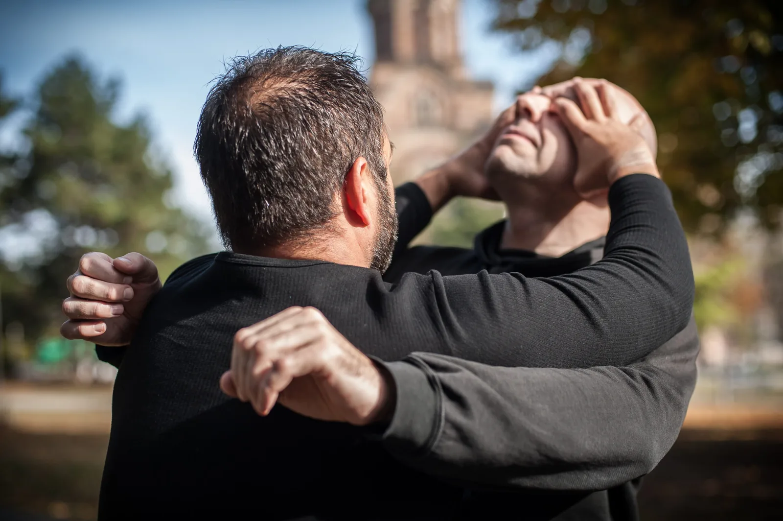 Street-Fighting Selbstverteidigungstechnik gegen Würgegriff, zwei Männer trainieren Abwehrtechniken gegen Halsgriff im Freien
