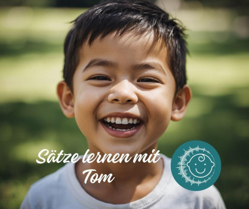 Lachender Junge mit Sätze-lernen-mit-Tom-Logo und weißem Text