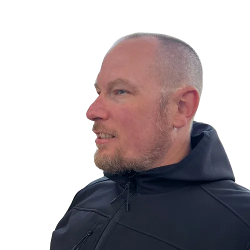 Seitenprofil eines Mannes in schwarzer Jacke vor weißem Hintergrund