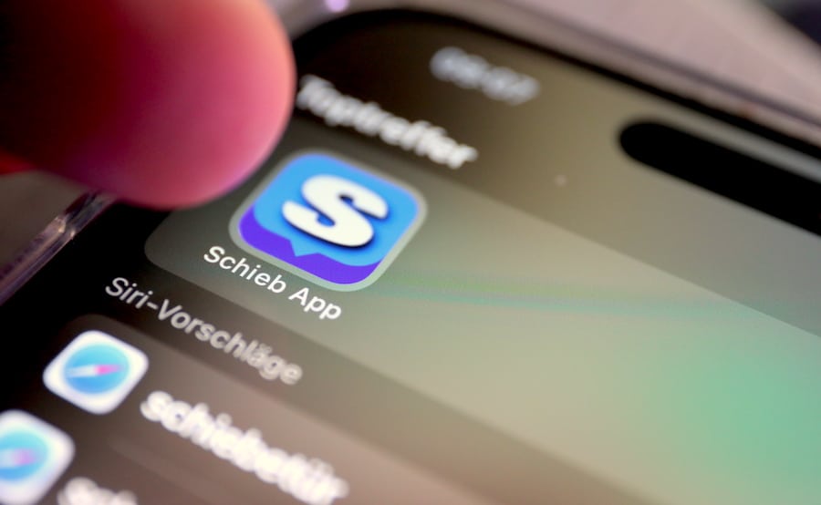 Schieb App Icon auf Smartphone-Bildschirm mit weiteren Apps