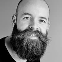 Porträt eines Mannes mit Bart für Kundenstimme zum Online-Kurs Schlaganfall vorbeugen