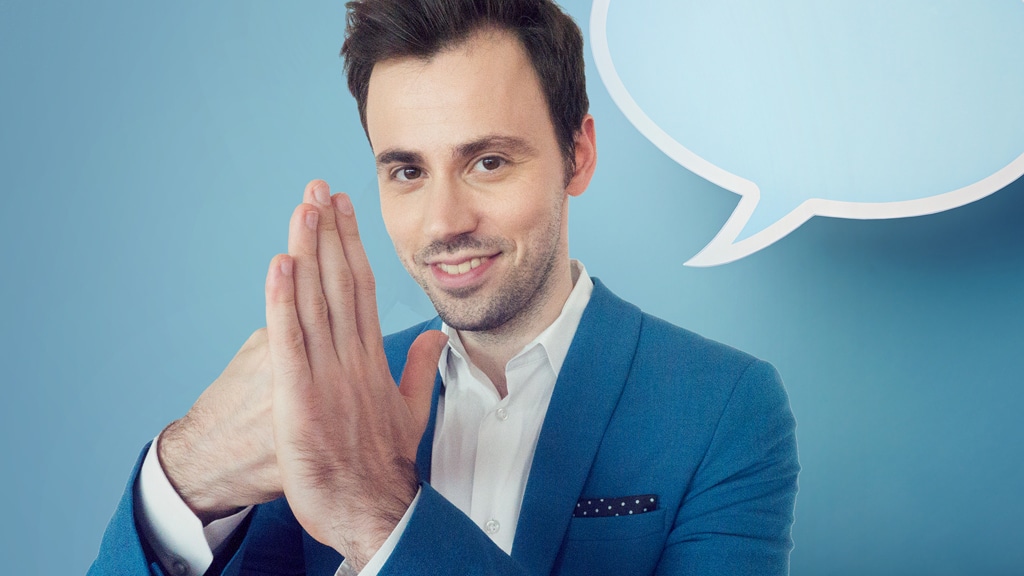 Mann im blauen Blazer macht Stoppgeste mit Hand vor blauem Hintergrund mit Sprechblase