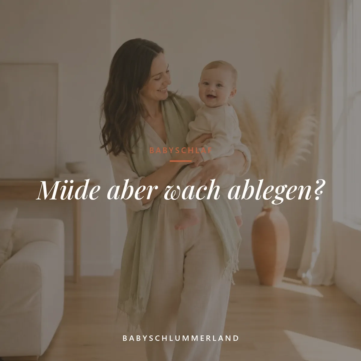Mutter hält müdes aber waches Baby beim Ablegen, Zitat zum Einschlafen