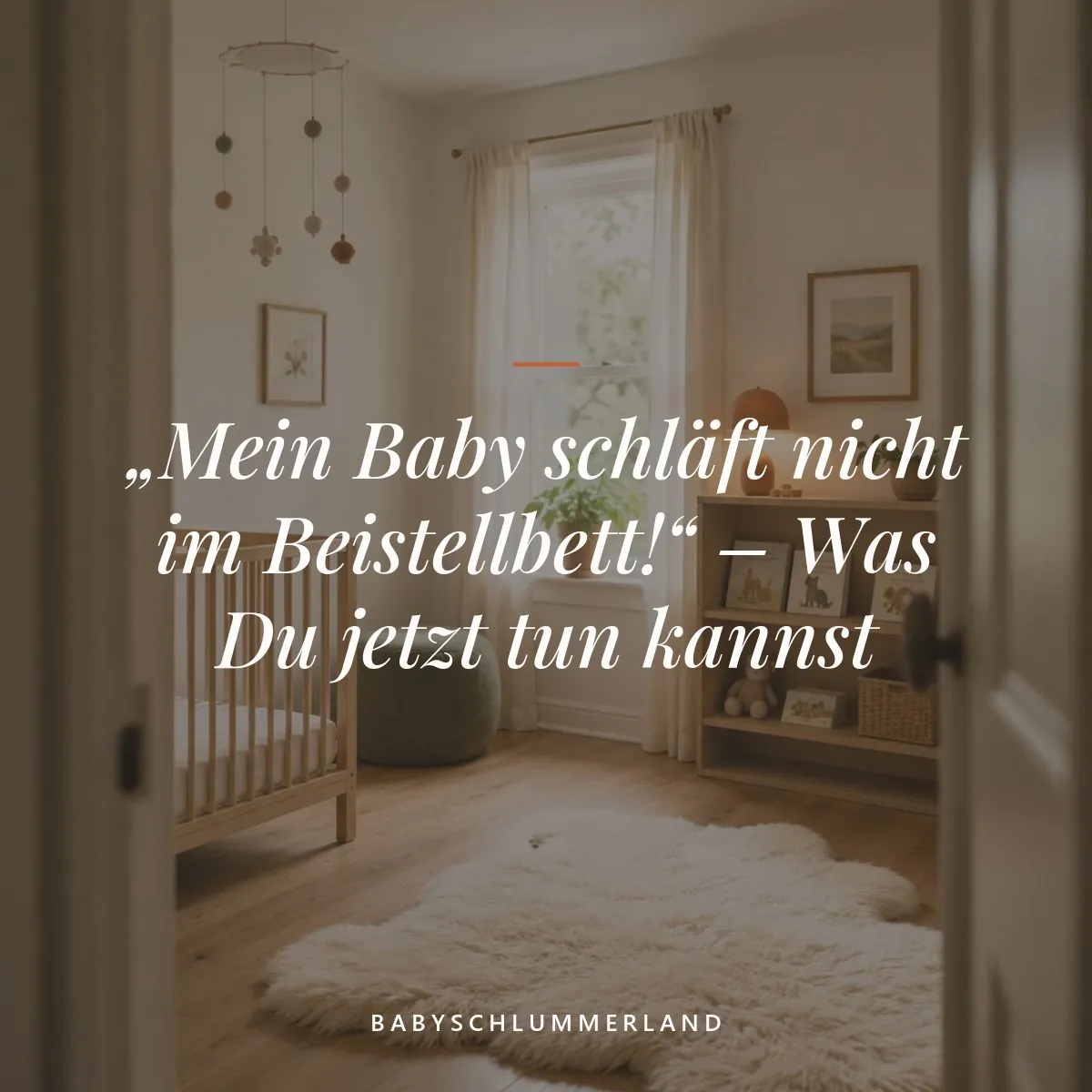 Modernes Babyzimmer mit Beistellbett und Mobilé, Zitat zu Babyschlaf