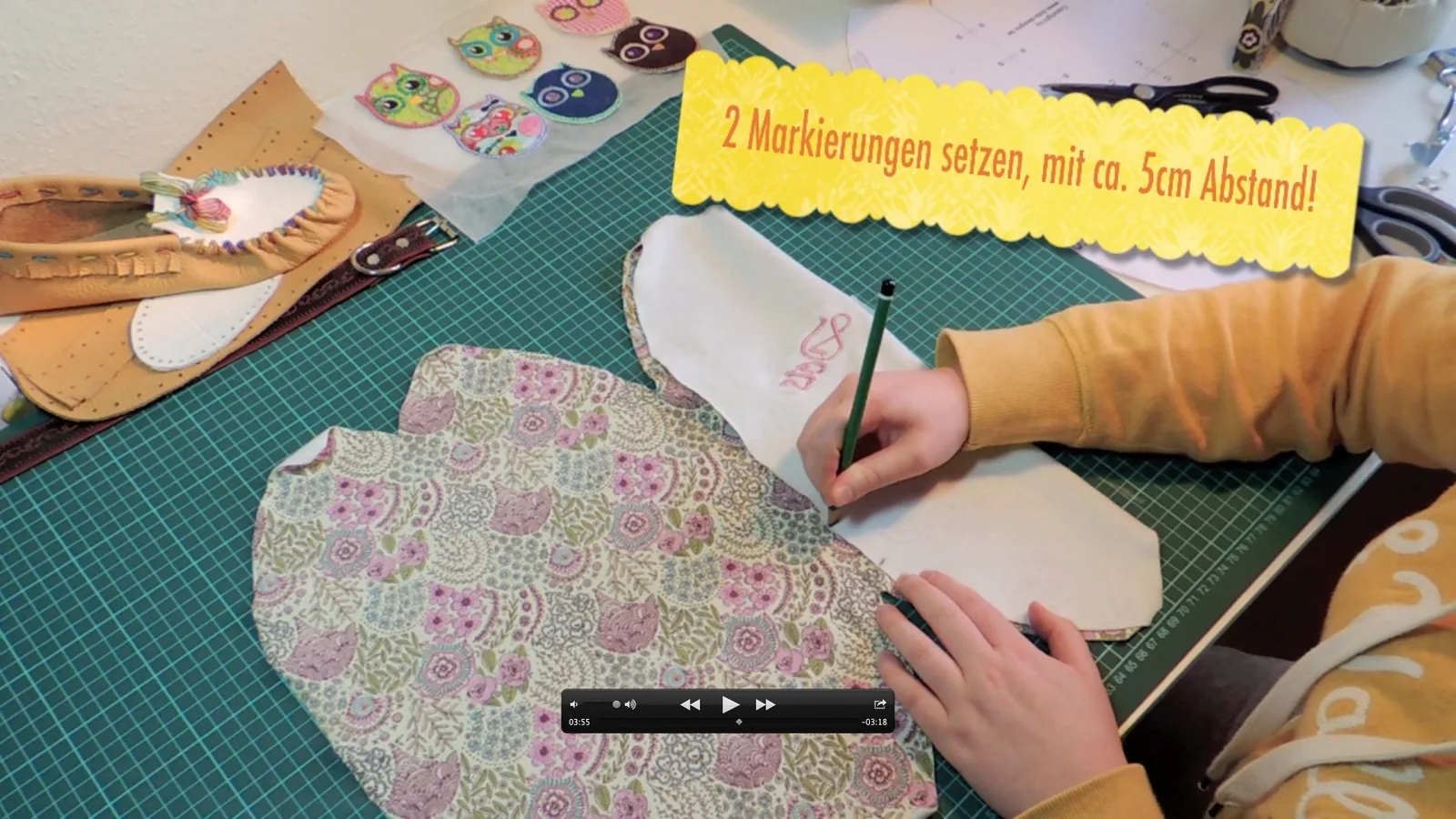 Schnittmuster Mütze – Nähanleitung mit Video und E-Book 6 Hände zeichnen Wendeöffnung auf Stoff mit gelbem Hinweistext