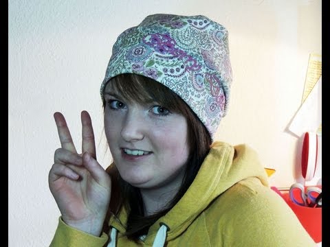Schnittmuster Mütze – Nähanleitung mit Video und E-Book 2 Mädchen trägt selbst genähte Beaniemütze mit Paisley-Muster