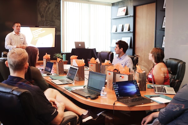 Scrum for Non-Tech – Videokurs zu agilem Arbeiten von Dejan Majkic 5 HR professional reviewing documents