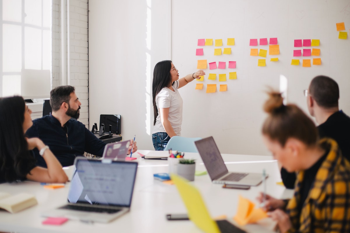 Scrum for Non-Tech – Videokurs zu agilem Arbeiten von Dejan Majkic 8 Professional team in a meeting discussing Scrum concepts