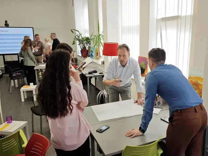 Scrum for Non-Tech – Videokurs zu agilem Arbeiten von Dejan Majkic 9 Sprint retrospective workshop in action