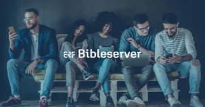 ERF Bibleserver Hero-Grafik mit fünf Personen auf Bank mit Mobilgeräten