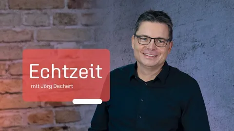 Jörg Dechert in schwarzem Hemd vor Backsteinwand, Echtzeit-Logo