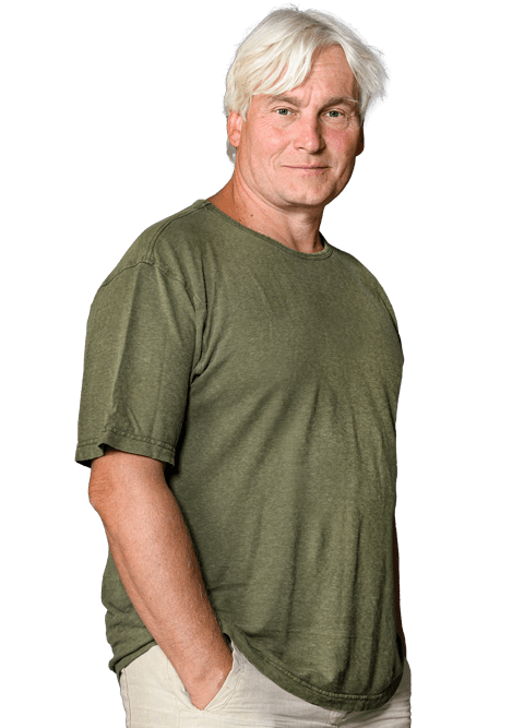 Porträt von Uwe Albrecht, Mann mit weißem Haar in olivgrünem T-Shirt