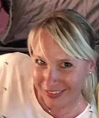 Nahaufnahme einer Frau mit Seitenscheitel und Lächeln