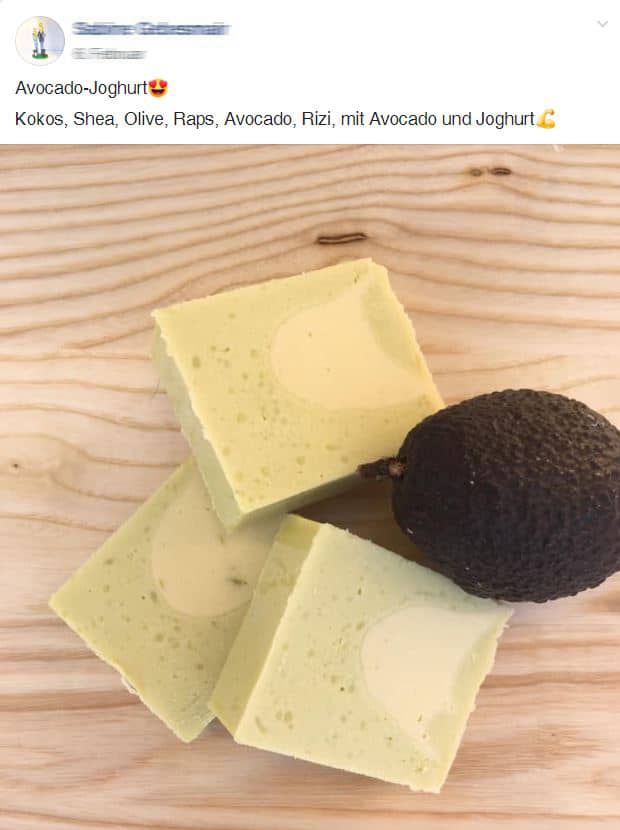 Kundenstimme mit Foto von hellgelben Seifenstücken neben einer halbierten Avocado auf Holzoberfläche