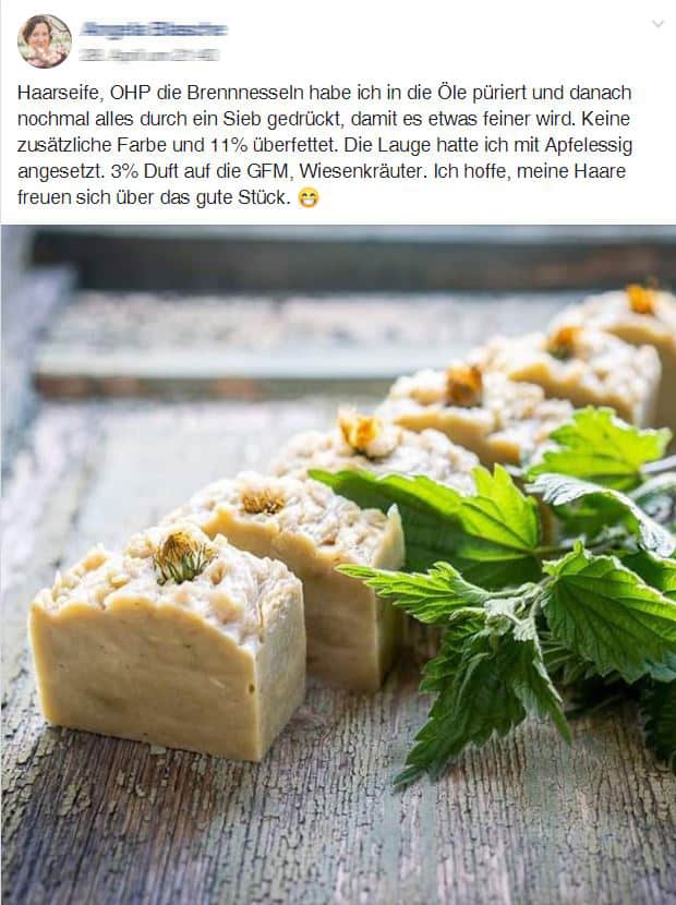 Kundenstimme mit Foto von cremefarbenen Seifenstücken mit Kamille auf grauem Holzuntergrund
