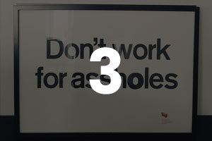 Modul 3: Whiteboard mit Text "Don't work for assholes", weiße Nummer 3