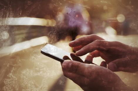 Hände halten Smartphone mit verschwommenem Hintergrund, digitale Nutzung