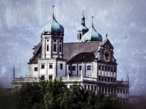 Schloss Neuschwanstein mit weißer Architektur und grünen Zwiebeldächern