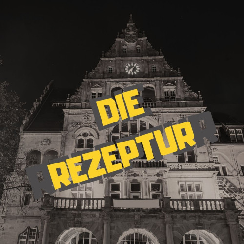 Historisches Rathaus Bielefeld mit gelb-schwarzem Schriftzug