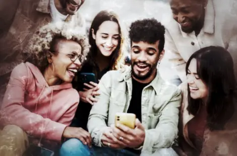 Selbstgeführte Stadtrallye Bremen 11 Gruppe von sechs Erwachsenen schaut gemeinsam auf Smartphone