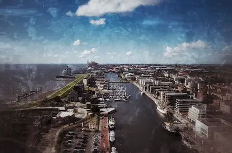 Luftaufnahme der Bremerhavener Innenstadt mit Fluss, Schiffen und Stadtgebäuden