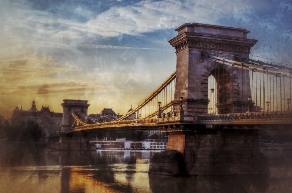 Kettenbrücke Budapest bei Sonnenuntergang mit goldenen Lichtern und kunstvollem Effekt