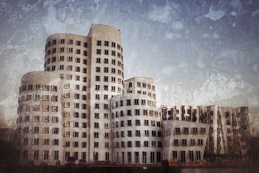 Düsseldorf Gehry-Häuser mit ungeraden Fassaden und Dächern in Blautönen