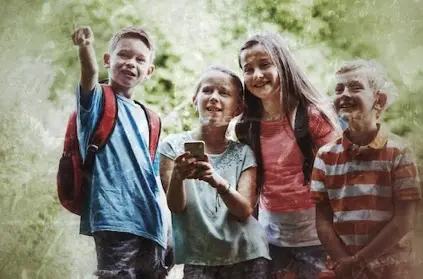 Gruppe Kinder mit Smartphone und Fahne, altersgerechte Stadtrallye