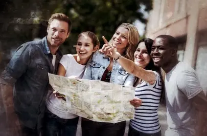 Gruppe mit Stadtplan und Kompass in Hand, Rallye-Erlebnis