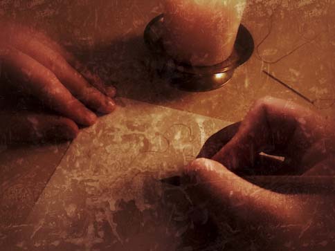 Hände über altem Manuskript mit historischen Symbolen
