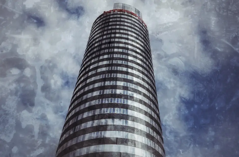 Jena Sehenswürdigkeit: Jentower modernes Hochhaus mit Glasfassade gegen Himmel
