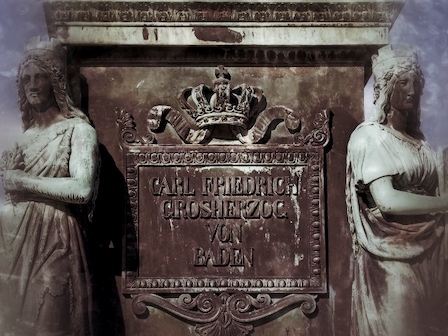 Historisches Grabmal mit Inschrift "Carl Friedrich Groscherzog von Baden" und Engel-Reliefs