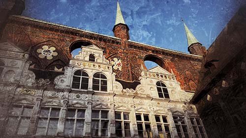 Historisches Gebäude mit Backsteinfassade und gotischen Fenstern in Lübeck