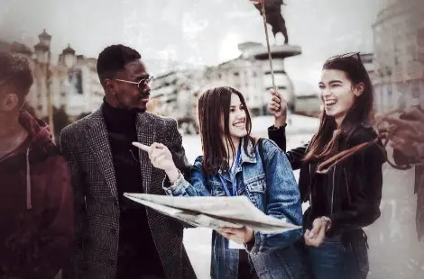 Gruppe Menschen mit Karte und Smartphone bei Stadtrallye Münster