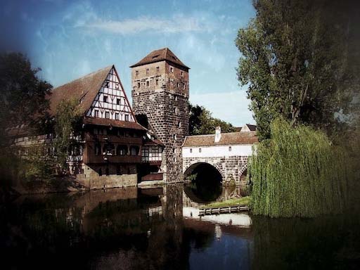 Nürnberg Stadtrallye mit Fachwerk-Häusern, mittelalterlichem Turm und Fluss im historischen Stadtkern