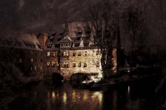 Nürnberger Burggebäude am Fluss bei Nacht, historisches Gemäuer mit Beleuchtung