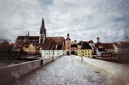 Steinerne Brücke und Regensburger Innenstadt mit Kirchen bei Tageslicht