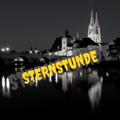 Regensburger Skyline mit Donau und Dom bei Nacht, gelber Schriftzug STERNSTUNDE