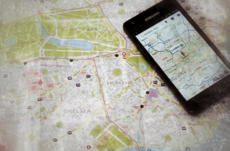 Papierstadt-Karte mit Smartphone-Ansicht von Rallye-Route und Markierungen