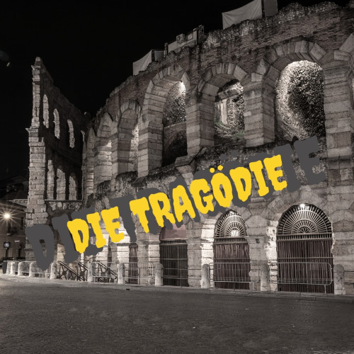 Arena von Verona nachts beleuchtet mit gelbem Text 'DIE TRAGÖDIE'