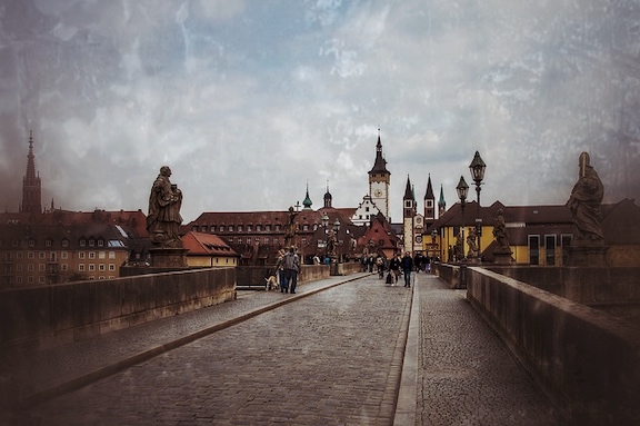 Alte Mainbrücke Würzburg mit Statuen und Blick auf Altstadt mit Kirchtürmen