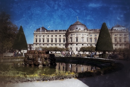 Fürstbischöfliches Schloss Würzburg am Main mit grüner Rasenanlage