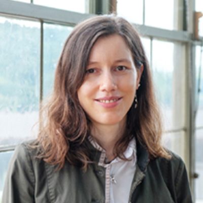 Porträtfoto von Dr. Tamara Rachbauer, Autorin des Kurses, vor Fenster