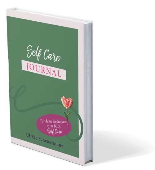 3D-Produktabbildung des Self Care Journal im 45-Grad-Winkel mit grünem Cover und rosa Nelke