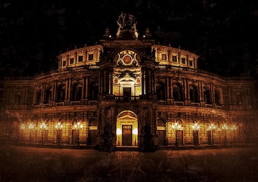 Semperoper Dresden bei Nacht mit goldener Beleuchtung