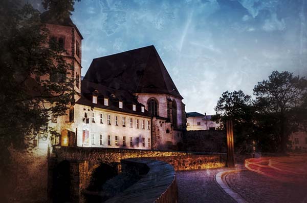 Self-guided Scavenger Hunt Halle/Saale – Schnitzeljagd durch Halle 4 Nachaufnahme Schloss mit Brücke und Gewässer bei Nacht in Halle Saale