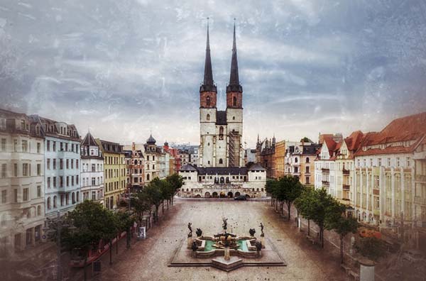 Self-guided Scavenger Hunt Halle/Saale – Schnitzeljagd durch Halle 3 Luftaufnahme Marktplatz Halle Saale mit Kirche, Brunnen und Stadtarchitektur