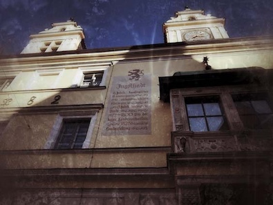 Fassade eines historischen Gebäudes in Ingolstadt mit Gedenktafel und Erkern