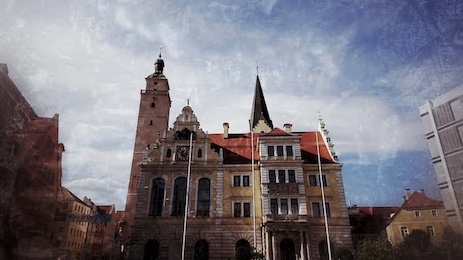 Historische Architektur in Ingolstadt mit rotem Dach und Kirchturm