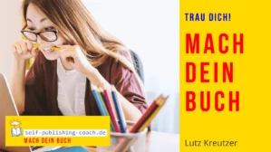Frau mit Brille malt mit Buntstiften, Mach dein Buch Online-Kurs Hero-Bild